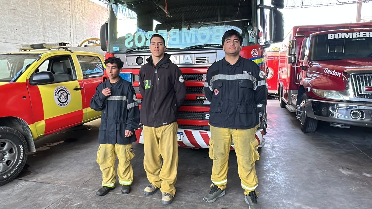Bomberos voluntarios durante el sirenazo en reclamo de recursos para los cuarteles.