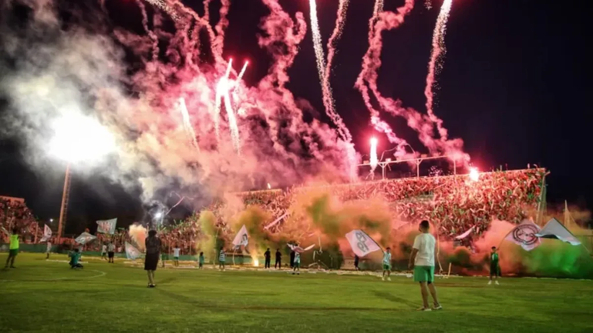 Foto de archivo de hinchas y el estadio de Sportivo Desamparados en San Juan.