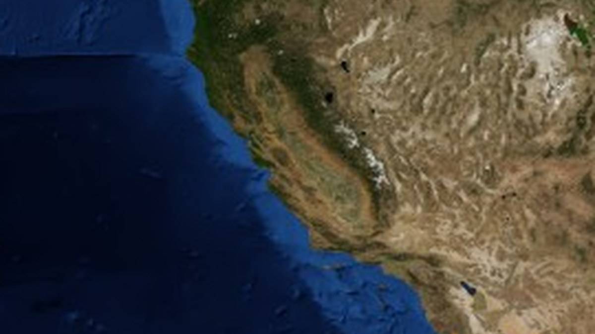 Imagen satelital de archivo de la costa oeste de Estados Unidos, incluida California; se usa como contexto geográfico de la discusión regulatoria.